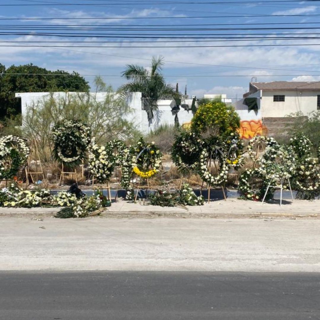 Colocan Flores en el Lugar Donde Murieron Jovenes tras Accidente Volcadura en Torreón